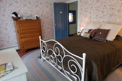 Spacious Suite Rental in a Cozy Bed and Breakfast near Nashua, New Hampshire - Hollis, New Hampshire - glamping.directory