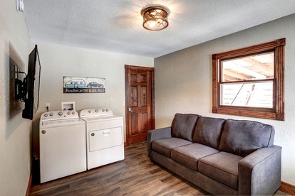 Vibrant Modern Cabin Haven near Mount Rushmore in South Dakota - Keystone, South Dakota - glamping.directory