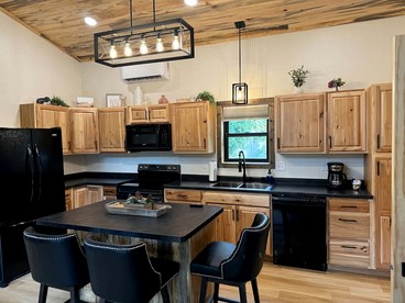 Vibrant Modern Cabin Haven near Mount Rushmore in South Dakota - Keystone, South Dakota - glamping.directory
