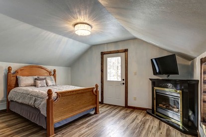 Vibrant Modern Cabin Haven near Mount Rushmore in South Dakota - Keystone, South Dakota - glamping.directory