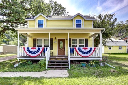 Vibrant Modern Cabin Haven near Mount Rushmore in South Dakota - Keystone, South Dakota - glamping.directory