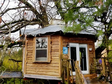 Creekside Tree House with Private Pool in Celeste, Texas, for Memorable Glamping Stays in the South - Celeste, Texas - glamping.directory