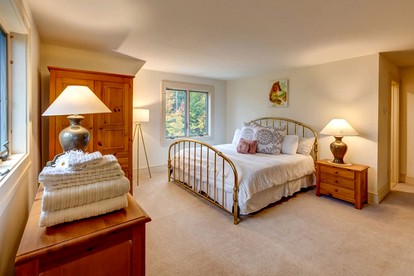 Serene Mountainside Retreat with Panoramic Views & Game Room in Bovina, New York - Bovina, New York - glamping.directory