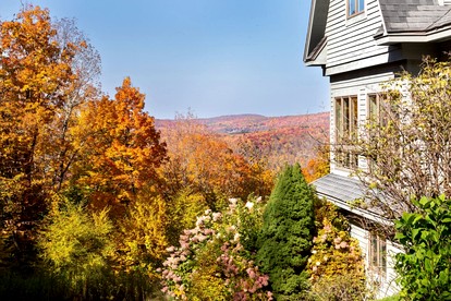 Serene Mountainside Retreat with Panoramic Views & Game Room in Bovina, New York - Bovina, New York - glamping.directory