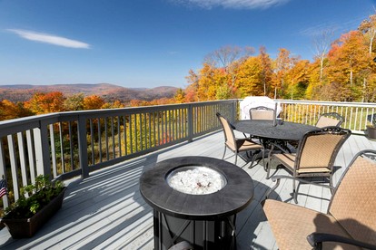 Serene Mountainside Retreat with Panoramic Views & Game Room in Bovina, New York - Bovina, New York - glamping.directory