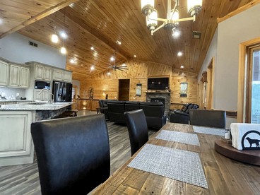 Stunning Cottage with Game Room, Spa Bath and Barbecue in Tellico Plains, Tennessee - Tellico Plains, Tennessee - glamping.directory