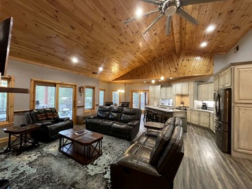 Stunning Cottage with Game Room, Spa Bath and Barbecue in Tellico Plains, Tennessee - Tellico Plains, Tennessee - glamping.directory