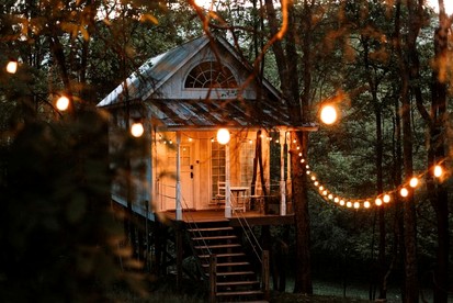 Beautiful Tree House for a Romantic Getaway on a Farm near Chattanooga Valley, Georgia - Flintstone, Georgia - glamping.directory