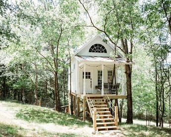 Beautiful Tree House for a Romantic Getaway on a Farm near Chattanooga Valley, Georgia - glamping.directory