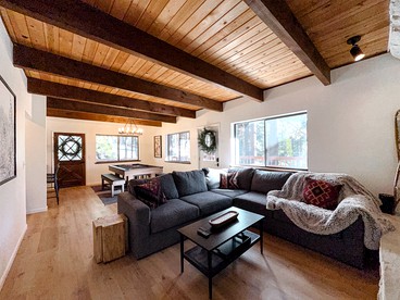 Fabulous Glamping Spot in Truckee, California: Charming Cabin near Lake Donner - Truckee, California - glamping.directory