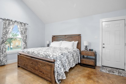 Luminous Modern Style Cabin with Fireplace, Barbecue and Hot-tub in Fredericksburg, Texas - Fredericksburg, Texas - glamping.directory