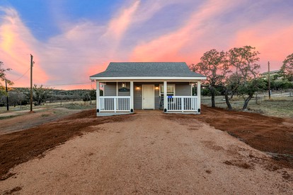 Luminous Modern Style Cabin with Fireplace, Barbecue and Hot-tub in Fredericksburg, Texas - glamping.directory