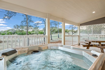 Luminous Modern Style Cabin with Fireplace, Barbecue and Hot-tub in Fredericksburg, Texas - Fredericksburg, Texas - glamping.directory