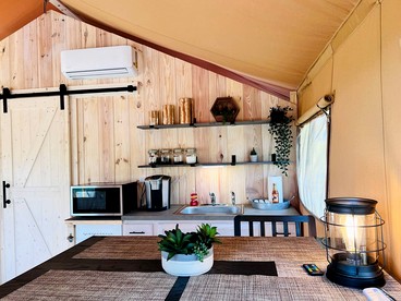 Outstanding Safari Tent with Jacuzzi and and Beautiful Outdoor and Indoor Living in Florida - Punta Gorda, Florida - glamping.directory