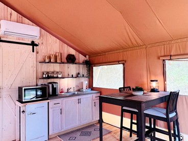 Outstanding Safari Tent with Jacuzzi and and Beautiful Outdoor and Indoor Living in Florida - Punta Gorda, Florida - glamping.directory