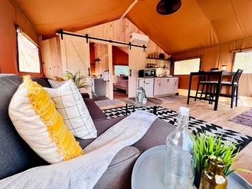 Outstanding Safari Tent with Jacuzzi and and Beautiful Outdoor and Indoor Living in Florida - Punta Gorda, Florida - glamping.directory