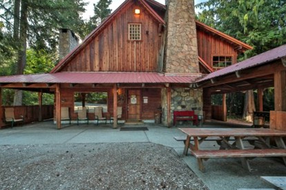 Spacious Luxury Cabin Rental for Group Mountain Retreat near Leavenworth - Leavenworth, Washington - glamping.directory