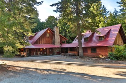 Spacious Luxury Cabin Rental for Group Mountain Retreat near Leavenworth - glamping.directory