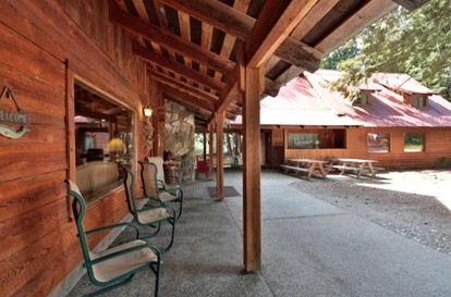 Spacious Luxury Cabin Rental for Group Mountain Retreat near Leavenworth - Leavenworth, Washington - glamping.directory