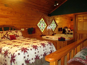 Romantic Cabin for a Couple with Panoramic Valley Views in Eureka Springs, Arkansas - Eureka Springs, Arkansas - glamping.directory