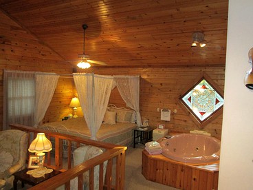 Romantic Cabin for a Couple with Panoramic Valley Views in Eureka Springs, Arkansas - Eureka Springs, Arkansas - glamping.directory