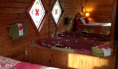 Romantic Cabin for a Couple with Panoramic Valley Views in Eureka Springs, Arkansas - Eureka Springs, Arkansas - glamping.directory
