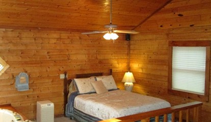 Romantic Cabin for a Couple with Panoramic Valley Views in Eureka Springs, Arkansas - glamping.directory