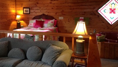 Romantic Cabin for a Couple with Panoramic Valley Views in Eureka Springs, Arkansas - Eureka Springs, Arkansas - glamping.directory