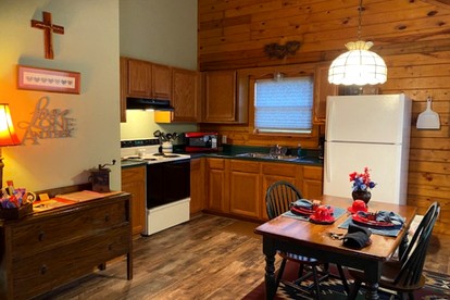 Romantic Cabin for a Couple with Panoramic Valley Views in Eureka Springs, Arkansas - Eureka Springs, Arkansas - glamping.directory