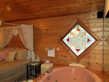 Romantic Cabin for a Couple with Panoramic Valley Views in Eureka Springs, Arkansas - Eureka Springs, Arkansas - glamping.directory