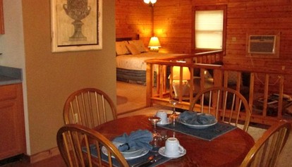 Romantic Cabin for a Couple with Panoramic Valley Views in Eureka Springs, Arkansas - Eureka Springs, Arkansas - glamping.directory