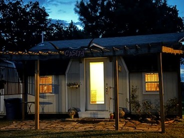 Comfy Equipped Lodge Great for a Peaceful Getaway in Texas - Waelder, Texas - glamping.directory
