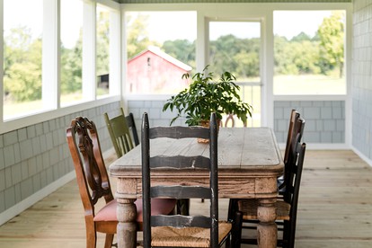 Elegant Cottage Rental for Groups near Greensburg, Kentucky - Greensburg, Kentucky - glamping.directory