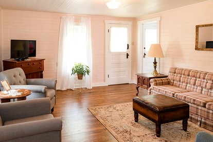 Elegant Cottage Rental for Groups near Greensburg, Kentucky - Greensburg, Kentucky - glamping.directory