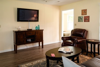 Elegant Cottage Rental for Groups near Greensburg, Kentucky - Greensburg, Kentucky - glamping.directory