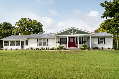 Elegant Cottage Rental for Groups near Greensburg, Kentucky - glamping.directory