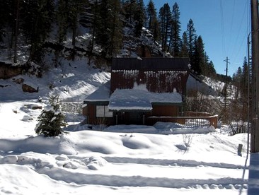 Rustic Luxury Getaway with Private Lake Access near Pinkerton Hot Springs in Durango, Colorado - Durango, Colorado - glamping.directory