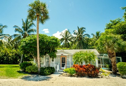 Waterfront Cottage with Pool Great for Families in Florida - glamping.directory