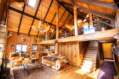 Luxury Cottage Ranch with Hot-Tub, Theater and Pool Table in Watauga County, North Carolina - Sugar Grove, North Carolina - glamping.directory