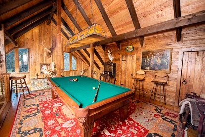 Luxury Cottage Ranch with Hot-Tub, Theater and Pool Table in Watauga County, North Carolina - Sugar Grove, North Carolina - glamping.directory