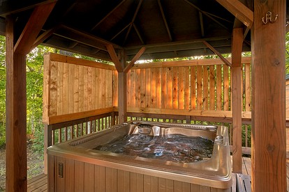 Romantic Gatlinburg Accommodation for a Getaway in Tennessee - Gatlinburg, Tennessee - glamping.directory