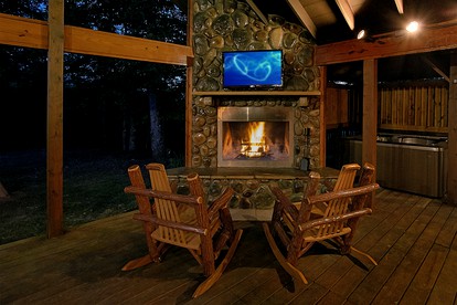 Romantic Gatlinburg Accommodation for a Getaway in Tennessee - Gatlinburg, Tennessee - glamping.directory