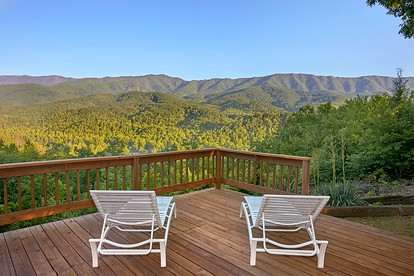 Romantic Gatlinburg Accommodation for a Getaway in Tennessee - Gatlinburg, Tennessee - glamping.directory