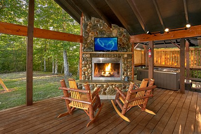 Romantic Gatlinburg Accommodation for a Getaway in Tennessee - Gatlinburg, Tennessee - glamping.directory
