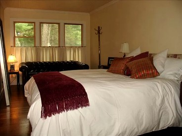 Secluded Cottage Rental with a Heated Pool in Red Hook for Family Getaways in New York State - Red Hook, New York - glamping.directory