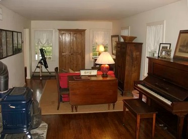 Secluded Cottage Rental with a Heated Pool in Red Hook for Family Getaways in New York State - Red Hook, New York - glamping.directory