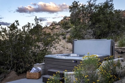 Beautiful Tiny House with Games and Hot-tub in Yucca Valley, California - Yucca Valley, California - glamping.directory