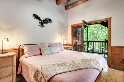 Idyllic Mountain Retreat with Spa, Pool and Deck in Tennessee - Pigeon Forge, Tennessee - glamping.directory