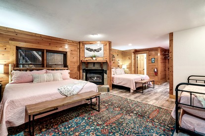 Idyllic Mountain Retreat with Spa, Pool and Deck in Tennessee - Pigeon Forge, Tennessee - glamping.directory