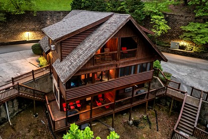 Idyllic Mountain Retreat with Spa, Pool and Deck in Tennessee - glamping.directory